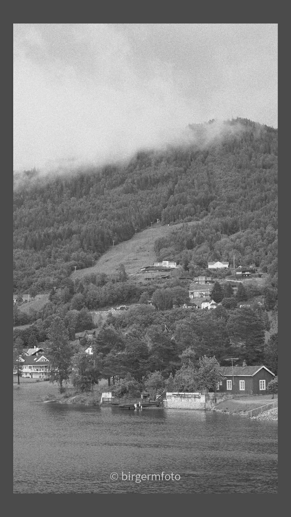Utsikt over Vikersund og en tåkekledd åsside